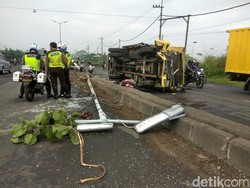 Sopir Ngantuk, Truk Muat Beras untuk Kebutuhan Lebaran Terguling