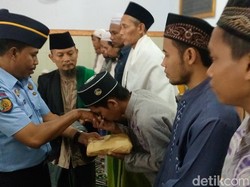 Tadarus Baca 1 Juz Al Quran, Napi Lapas Mojokerto Dapat Sarung