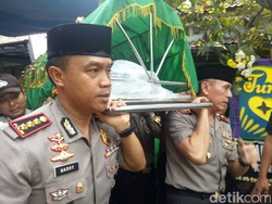 Kapolda Metro Jaya Ikut Gotong Jenazah Koas Italia