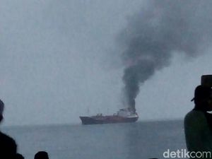 Polisi Selidiki Penyebab Kebakaran di Perairan Balikpapan Polisi Selidiki Penyebab Kebakaran di Perairan Balikpapan