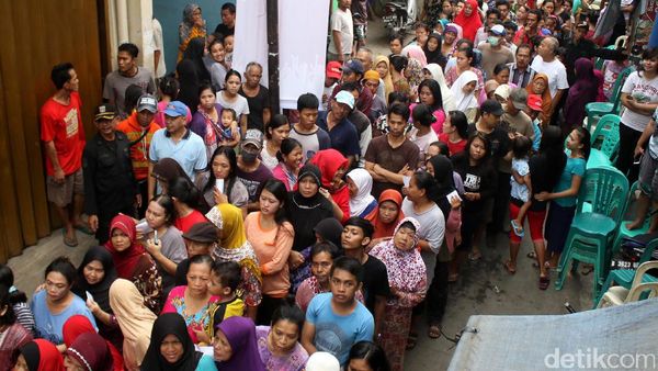 Antrean Sembako Murah di Rawa Bebek Mengular