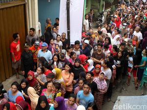 Antrean Sembako Murah di Rawa Bebek Mengular
