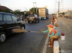 Mengais Receh Berlatar Kisah Mistis di Jembatan Sewo