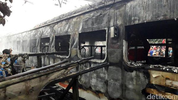 KA versus Mobil di Pasar Senen, 2 Orang Tewas