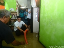 Bupati Anas Bantu Kuras Rumah Warga yang Tergenang Akibat Hujan