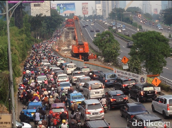 Ada Proyek LRT, MT Haryono Arah Pancoran Macet