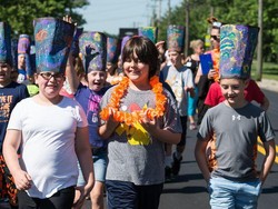 Selesai Jalani Terapi, Bocah Pengidap Leukemia Ini Disambut Bak Superhero