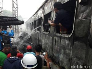 Pengendara di Perlintasan Kereta Ini Bikin Geleng-geleng Kepala