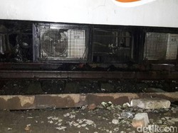 Besi-besi Mobil Masih Tertinggal di Kolong KA Walahar di Senen