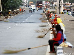 Mitos di Balik Fenomena Penyapu Jalan di Jalur Mudik Lebaran Subang Mitos di Balik Fenomena Penyapu Jalan di Jalur Mudik Lebaran Subang