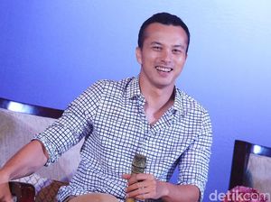 Nicholas Saputra Dipuja-puji Sabar Antre saat Vaksinasi, Jadi Trending Twitter Nicholas Saputra Dipuja-puji Sabar Antre saat Vaksinasi, Jadi Trending Twitter