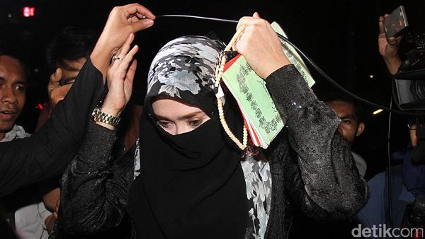 Firza Husein Bercadar Hitam di Polda Metro Jaya