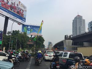Ada Proyek LRT dan Flyover, Lalin di Pancoran Sedikit Tersendat