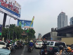 Ada Proyek LRT dan Flyover, Lalin di Pancoran Sedikit Tersendat