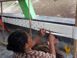 Belajar Menenun Kain Ikat di Desa Moni, Flores