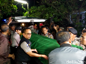 Isak Tangis Warnai Kepulangan Jenazah Koas Italia di Rumah Duka