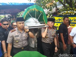 Momen Kapolda Metro Melayat hingga Gotong Jenazah Italia ke TPU