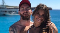 Lionel Messi bersama pasangannya saat berlibur di Ibiza beberapa tahun lalu (Foto: Instagram @leomessi)
