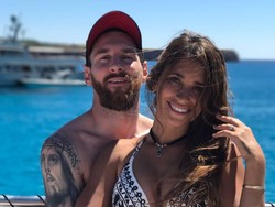 Messi dan Pacarnya Liburan ke Ibiza