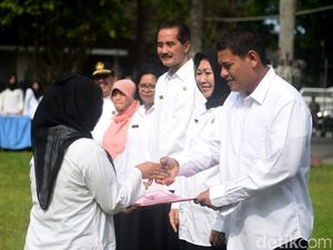 Ratusan Pegawai Kontrak Dapat SK PNS Wali Kota Kediri