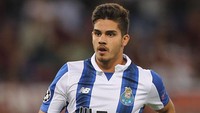 Milan melanjutkan aktivitas transfernya dengan merekrut Andre Silva dari Porto. Penyerang berusia 21 tahun itu sejauh ini menjadi rekrutan termahal Milan di bursa musim panas ini dengan nilai transfer 38 juta euro. Foto: Paolo Bruno/Getty Images