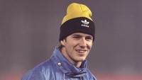 David Beckham identik dengan nomor punggung 7. Tapi Beckham juga sempat memakai nomor 10 pada musim 1996/97. Foto: Ross Kinnaird /Allsport