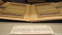 Ini Foto Al Quran Bertinta Emas di Madinah