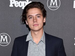 20 Detik yang Bikin Cole Sprouse Kehilangan Keperjakaan 20 Detik yang Bikin Cole Sprouse Kehilangan Keperjakaan