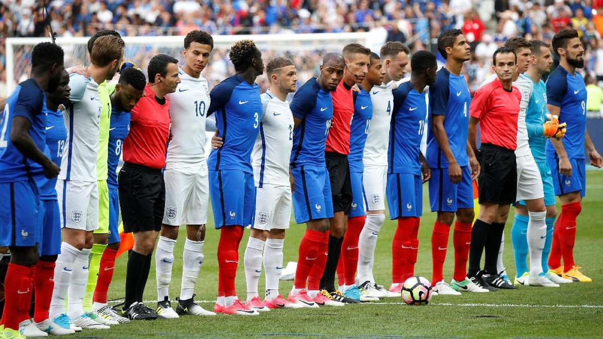 Pemain timnas Prancis dan timnas Inggris sebelum kick-off (Foto: Reuters / Charles Platiau)
