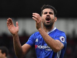 Saat Chelsea Tur ke Asia, Diego Costa Berlatih Sendirian di Pantai