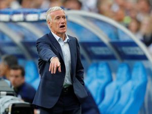 Deschamps Angkat Topi untuk Les Bleus