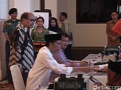 Jokowi dan JK Bayar Zakat di Istana