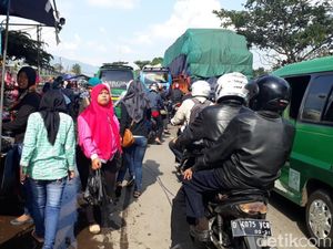 PKL Menjamur di Depan Kahatex Bandung Bikin Macet Kendaraan