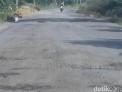 Dinas PU Siak Riau Siagakan Alat Berat di Jalan Rusak