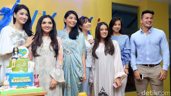 Pernah Di-Bully,  Aurel Hermansyah Foto Bareng Girls Squad Lagi