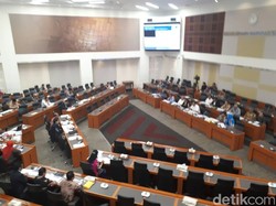 Bersuara Serak, Luhut Hadiri Rapat Kerja dengan Banggar DPR