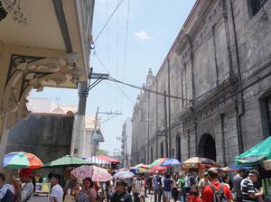 Manila dan Sebuah Cermin Retak Manila dan Sebuah Cermin Retak
