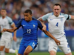 10 Pemain Prancis Kalahkan Inggris 3-2