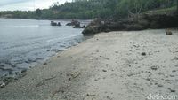 Bukan di Anyer, Pantai Karang Bolong Ini di Sabang