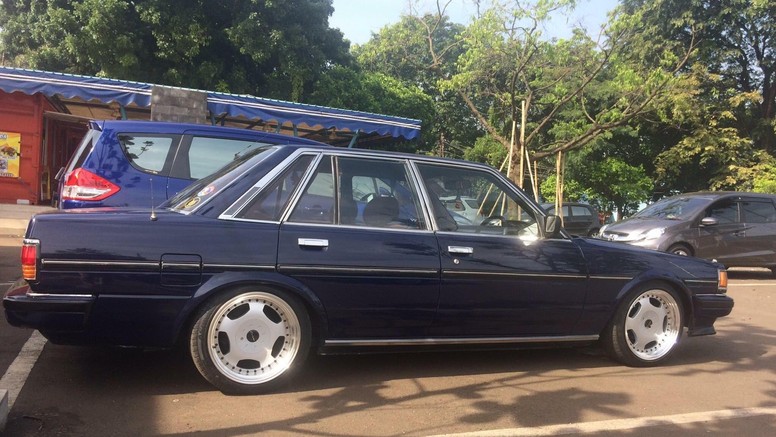 Penampilan Toyota Cressida dari samping (Ryadi Budiman)