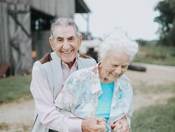 Foto Romantis Pasangan yang Sudah Menikah 68 Tahun Ini Bikin Iri