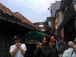 2 Korban Tewas Tabrakan Maut KA di Senen Dimakamkan