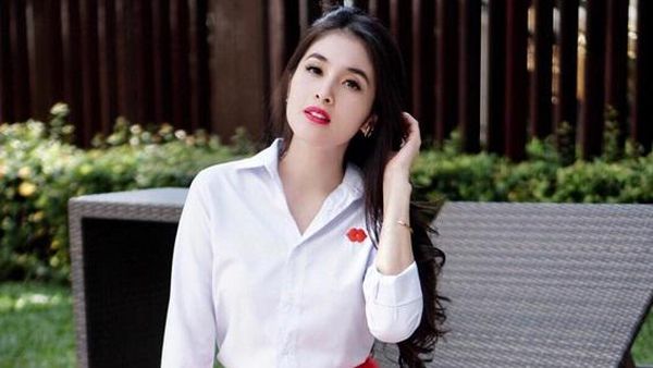 Bibir Merah Merekah Sandra Dewi