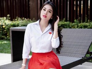 Bibir Merah Merekah Sandra Dewi