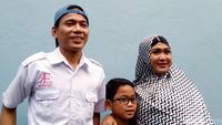Senyum Bahagia Aris Eks Idol Bersama Keluarganya