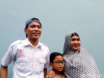 Senyum Bahagia Aris Eks Idol Bersama Keluarganya