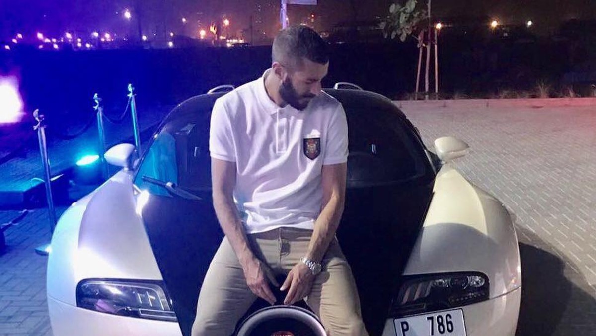 Benzema di depan Bugatti, salah satu mobil kepolisian Kota Dubai (Foto: Instagram)
