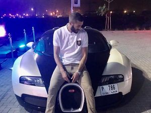 Karim Benzema Berpose dengan Mobil Polisi Tercepat Dunia