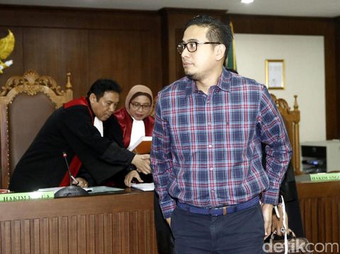AKBP Raden Brotoseno divonis hukuman pidana 5 tahun penjara dan denda Rp 300 juta subsider 3 bulan kurungan di Pengadilan Tipikor, Jakarta Pusat, Kamis (14/6/2017). Brotoseno disebut terbukti bersalah menerima suap.