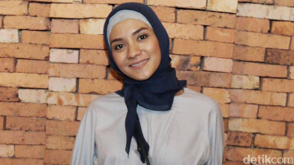 Assalamualaikum, Enno Lerian yang Kini Berhijab Assalamualaikum, Enno Lerian yang Kini Berhijab